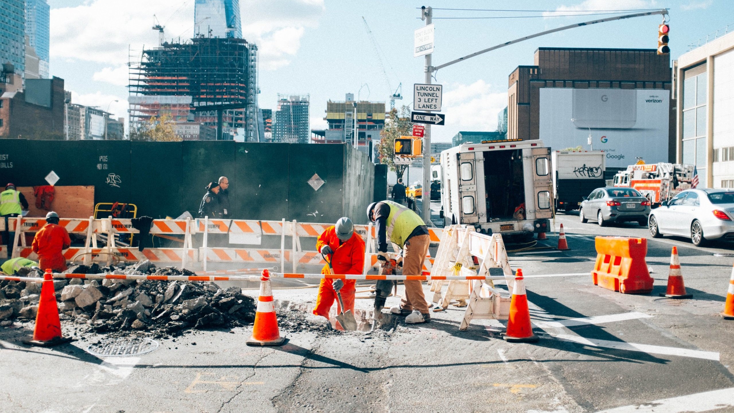 Travailleurs sur un chantier de construction