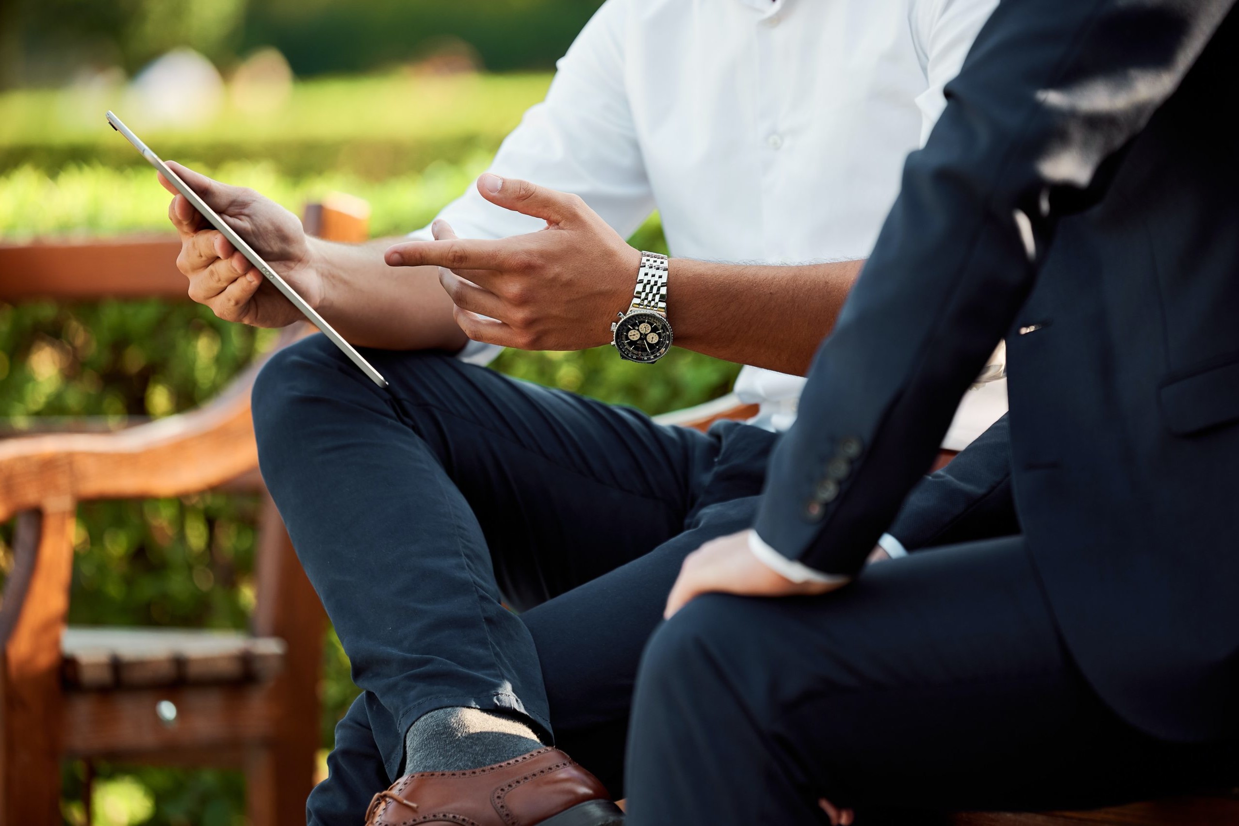 Professionnels en discussion stratégique